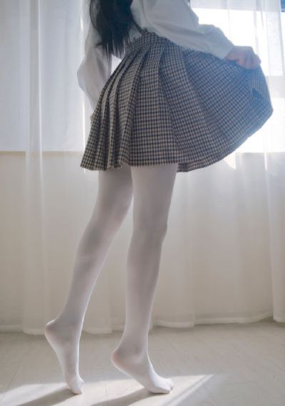 边亲边把手放衣服里发出声音